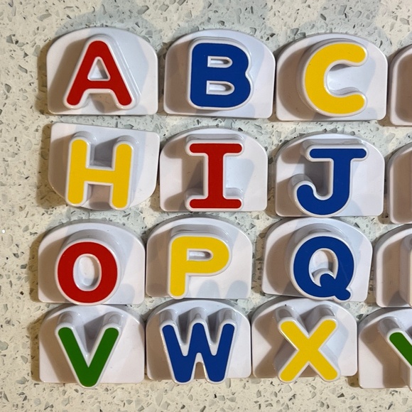 Tad’s Fridge Phonics by Leap Frog. Complete with 26 Letters and 3 Photo Frames. - Picture 2 of 6